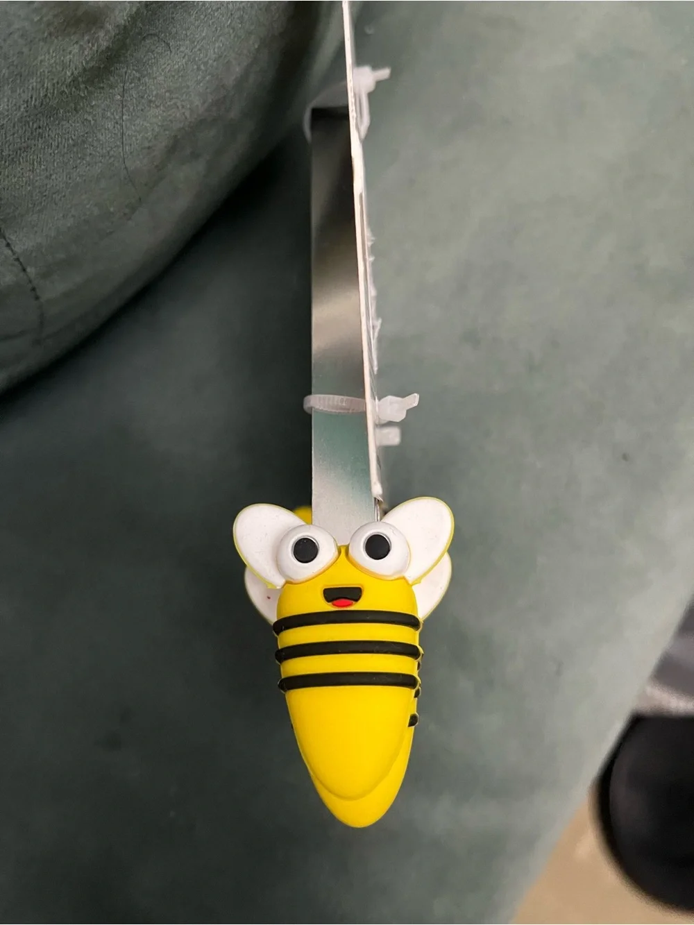 NWT “Bee bundle” 🐝 2 Hand towels, 2 sets of mini tongs. 💛💛